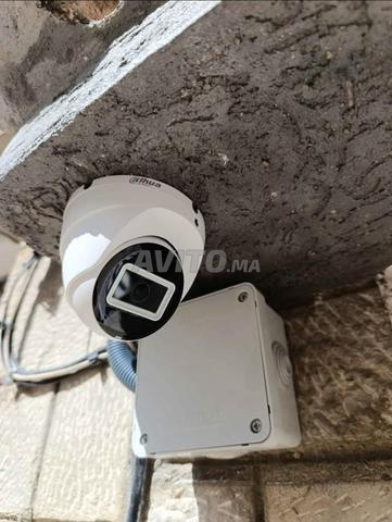 Technicien spécialisé dans l'installation de caméras de surveillance et de systèmes de réseaux