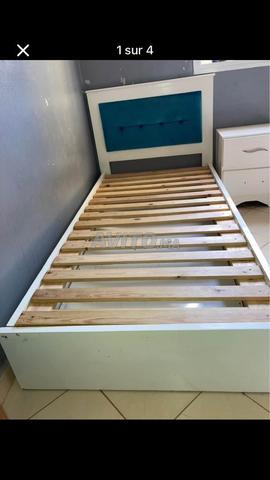 Moustiquaire, coiffeuse et armoire