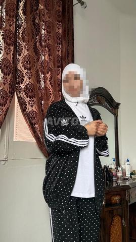 طقم رياضي مكون من ثلاث قطع متوفر في جميع المقاسات