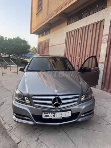 Voiture Mercedes Benz 220 en bon état, dédouanée en 2015