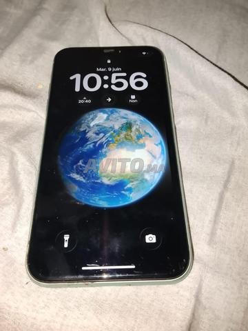 iPhone 11 normal datte 1 an 64g un peu cassé - 2