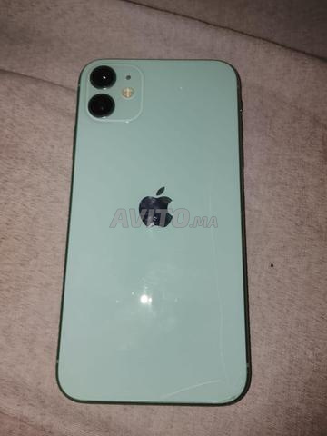 iPhone 11 normal datte 1 an 64g un peu cassé