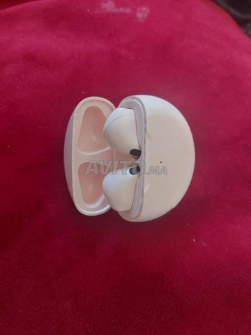 Kit Bluetooth d'occasion, fonctionne bien et sans aucun problème.