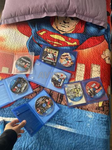 PS4 avec deux manettes et 7 CD - 2