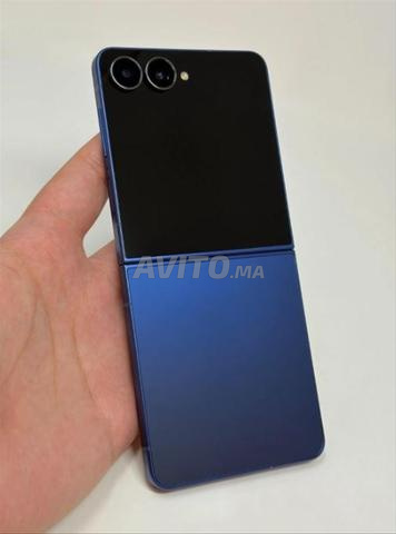 Samsung Galaxy Z Flip7 256Go Débloqué Bleu - 2