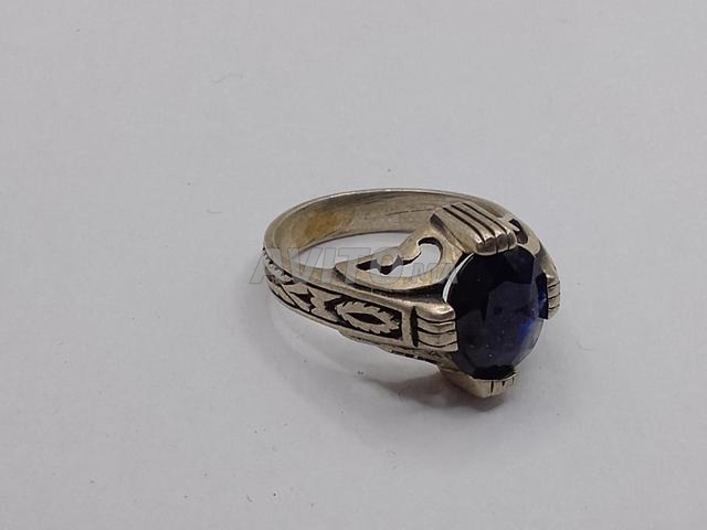 Bagues en saphir, en lapis-lazuli.
