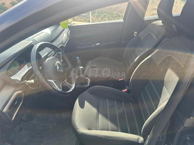 Voiture Dacia Sandero modèle 2023 en excellent état - 2