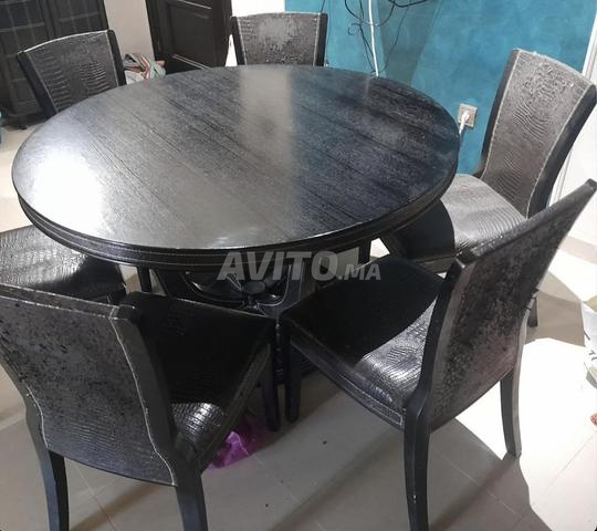 غرفة طعام مع 6 كراسي