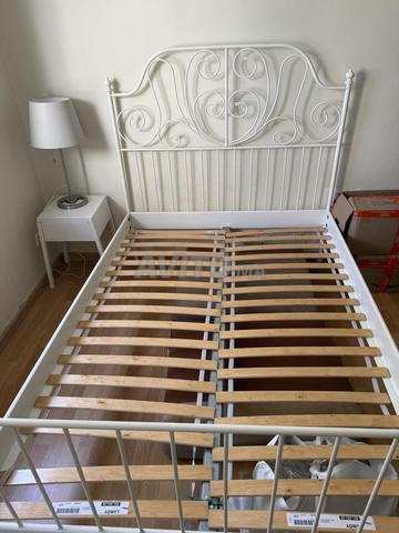 Lit IKEA avec Base, Table de nuit et Abajour - 2