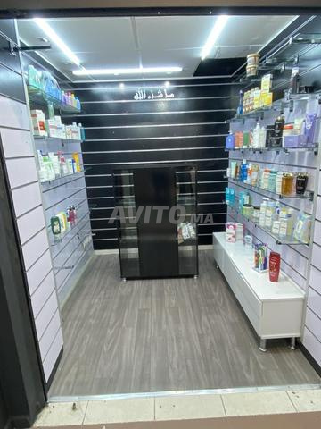 واجهة عرض خشبية سوداء وزجاجية