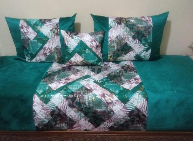 4 tapis 2 mètres chacun, 12 coussins, 4 petits coussins, prix 850