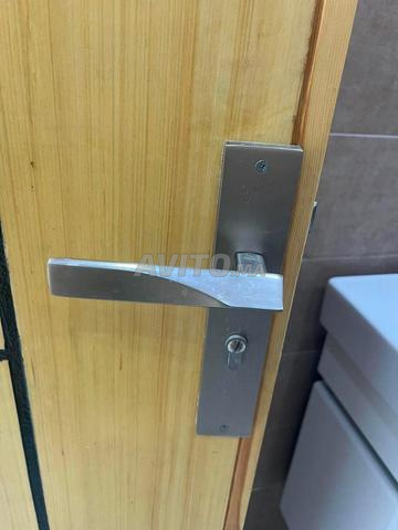 Porte en bois avec cadre et poignée