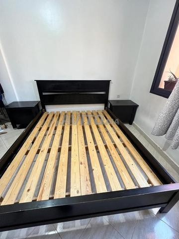 lit en bois massif sans miroir