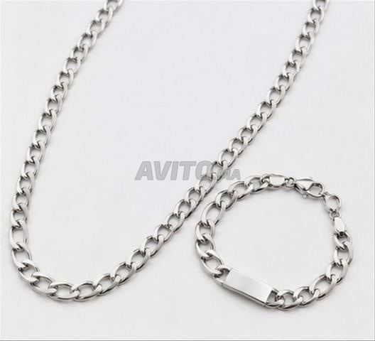 سوار وسلسلة رجالية بلون فضي أنيق
