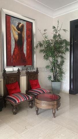 كرسيان وطاولة صغيرة - 2