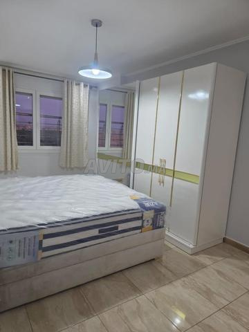 Lit avec matelas, grande armoire et deux tables de nuit - 2