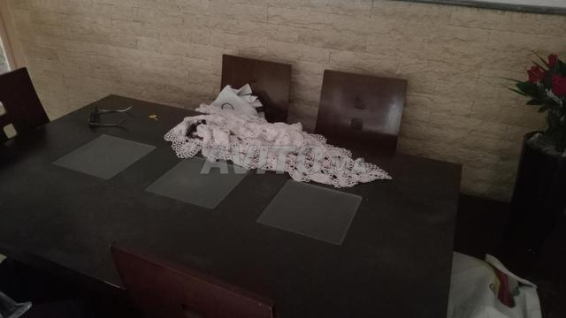 Table avec 8 chaises et un tapis ovale noir - 2