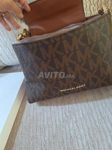 حقيبة متوسطة أنيقة من ماركة Michel Kors هاي كوبي