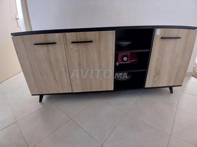 Séjour avec table et meuble de rangement - 2