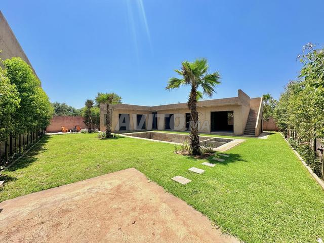 Villa semi-finie 630 m² avec puits et piscine