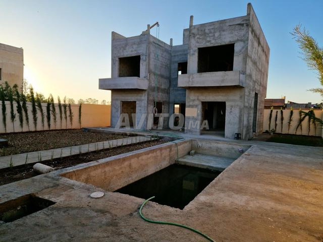 Villa semi-finie 450 m² autorisée avec plan & piscine