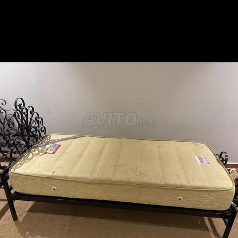 سرير مع مرتبة