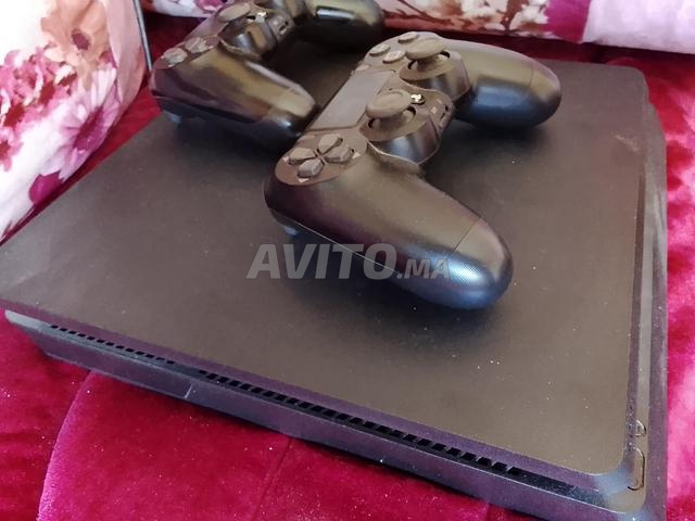 Play Station four slim, deux manettes, quatre jeux - 2
