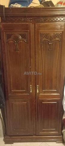 Une armoire en bois