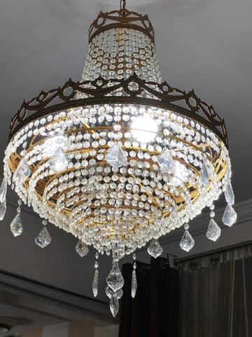 Lustre en cristal à structure dorée