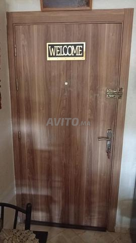 Porte d'appartement à vendre. Fenêtre et radiateurs Fourier - 2