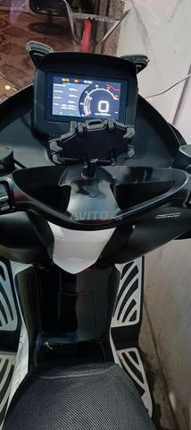 Maxi Scooter avec tous les accessoires - 2