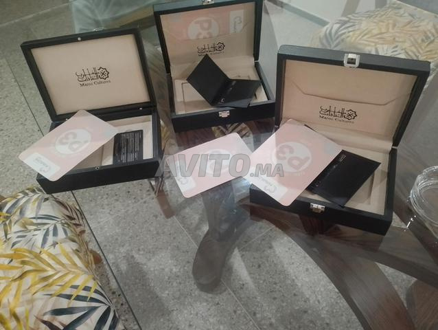 بطاقة سوداء مع علبة و شارة