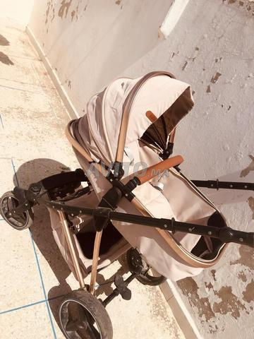 Poussette confortable et adaptée au bébé dès la naissance.