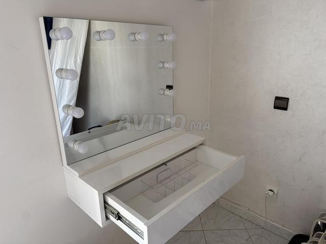 رف ومكتب تزيين