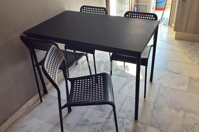 طاولة ايكيا مع 4 كراسي
