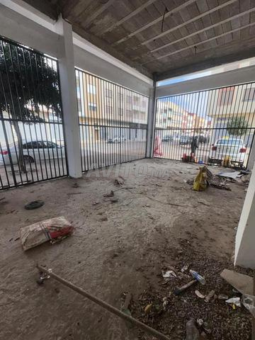 محل تجاري واجهتين مع قبو في شارع علال بن عبد الله بجانب مقهى مناصي زون بدشيرة