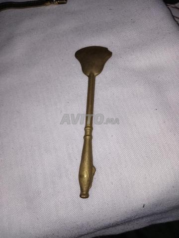مجموعة من التحف تضم ساعات ومجوهرات ونيزك صغير - 2