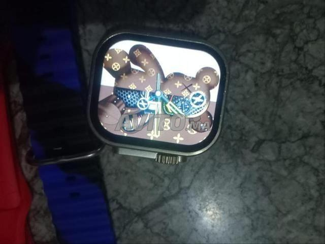 Montre connectée en très bon état avec 2 bracelets et 2 chargeurs