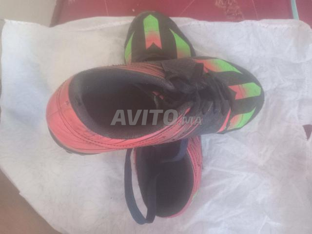 Chaussures de sport pour terrains de football