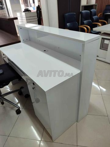 Bureau d'accueil moderne avec espace de rangement