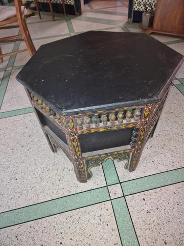 Petite table peinte pour le salon - 2