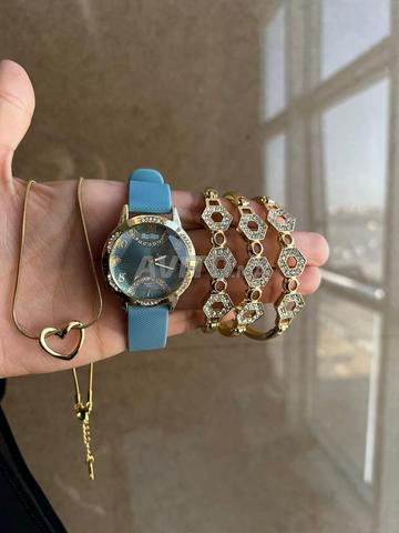 Pack cadeau femme: montre, 3 bracelets et collier cœur