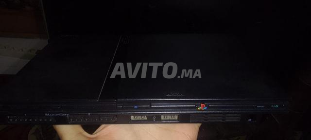 PS2 complet avec 2 manettes et les câbles