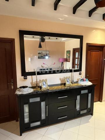 Buffet en bois massif avec grand miroir à vendre.