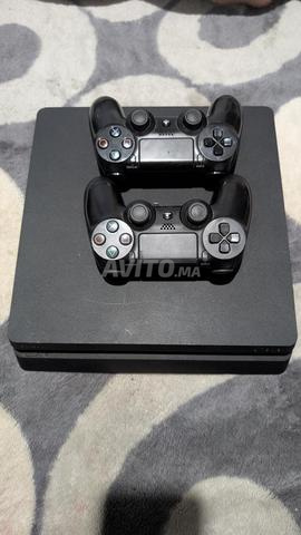 PS4 1To flashée version 9
2 manettes originales