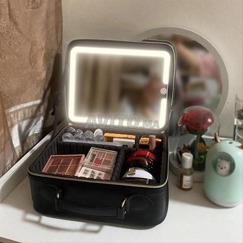 Nouvelle trousse de maquillage avec miroir lumineux à LED.
