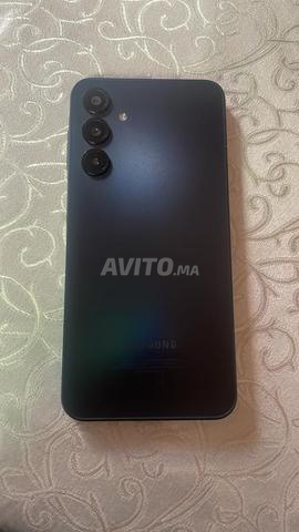 Bonjour, le téléphone a 8 Go de RAM et 256 Go de stockage, il n'a aucun défaut