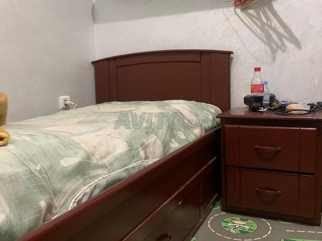 Lit en bois avec table de nuit en bon état - 2