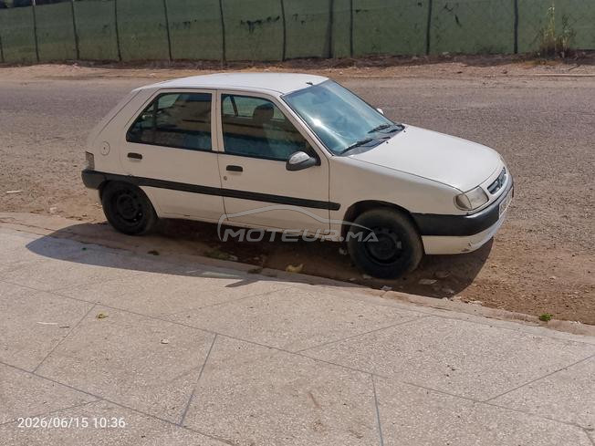 une voiture Citroën Saxo 