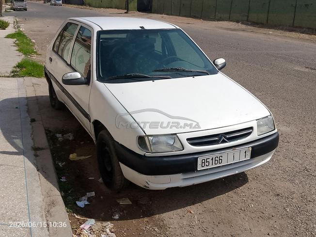 une voiture Citroën Saxo 